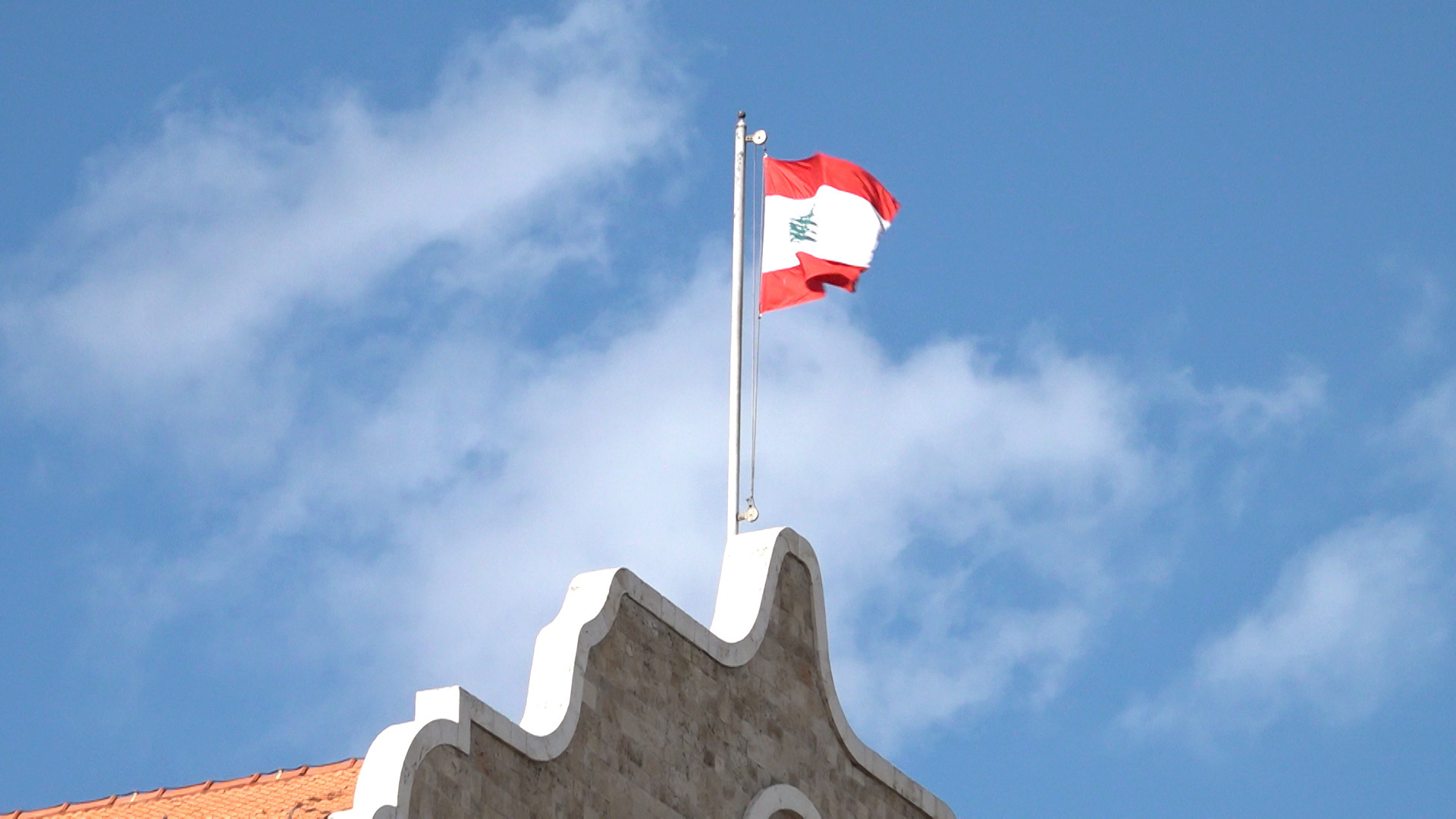 سلام يحسم الموقف.. السلاح حصراً بيد الدولة