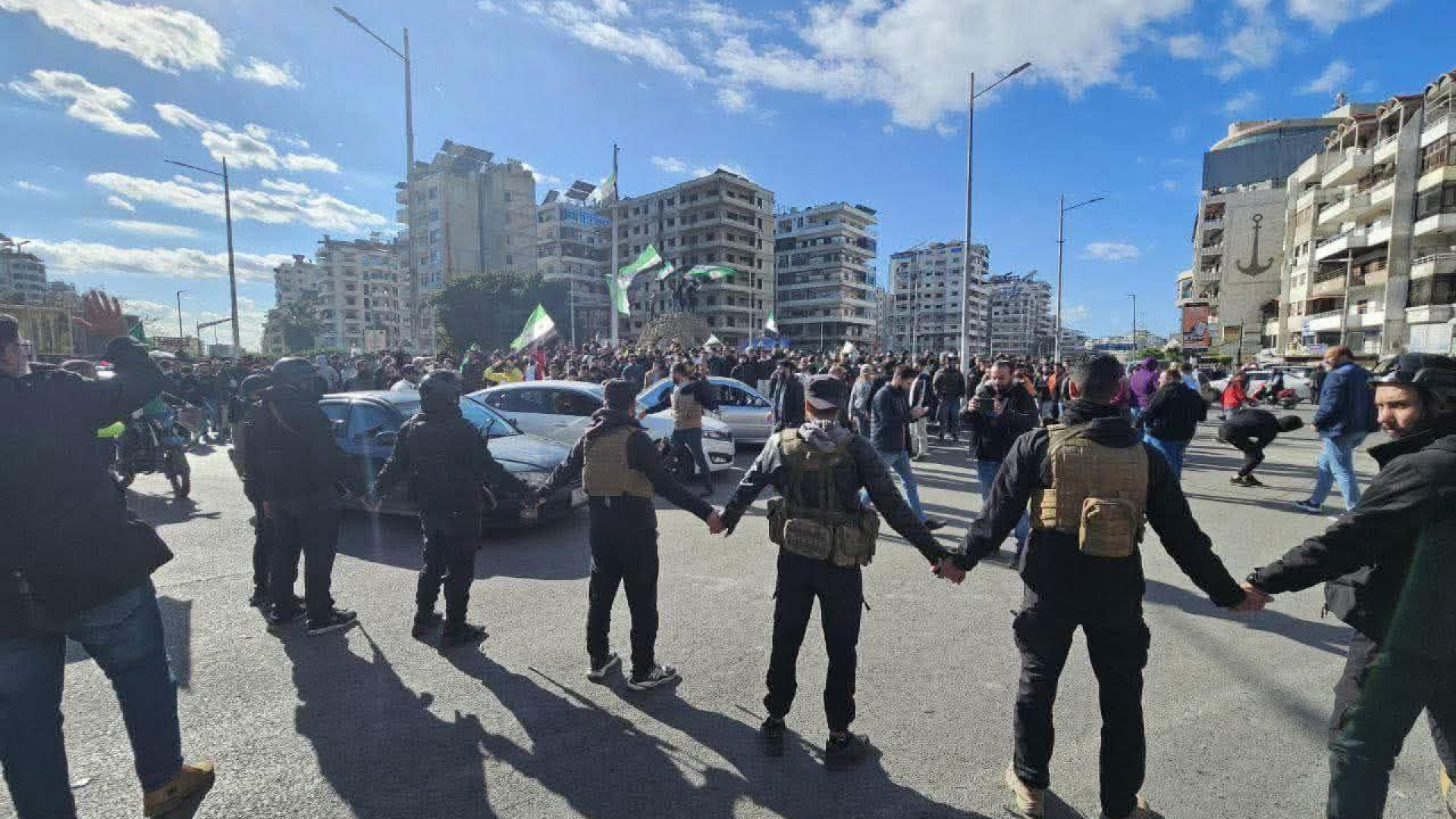 اللاذقية على كف عفريت… من التظاهر إلى الرصاص