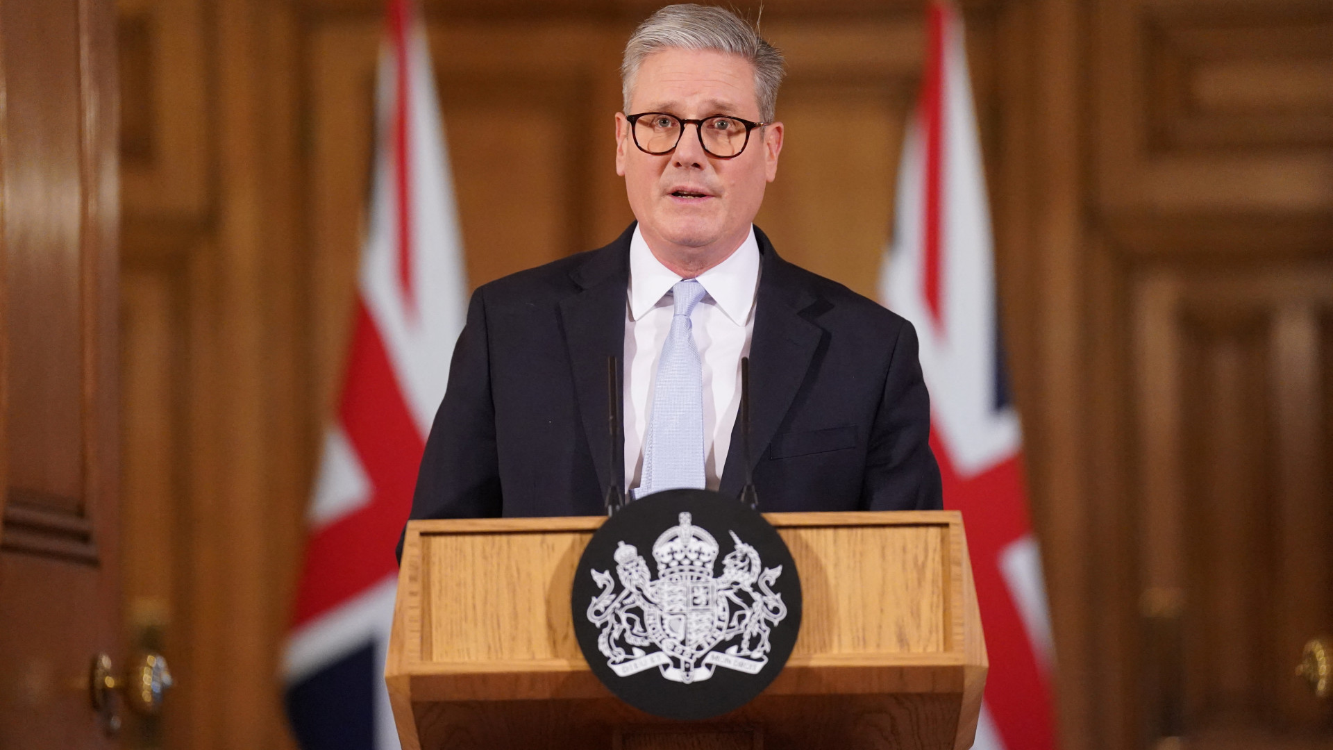 هل يستقيل ستارمر على خلفية ملفات إبستين؟