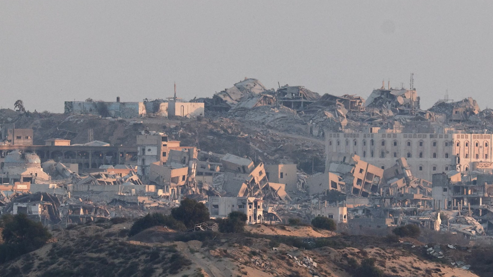 جدل في إسرائيل.. وهجمات مكثفة على غزة 