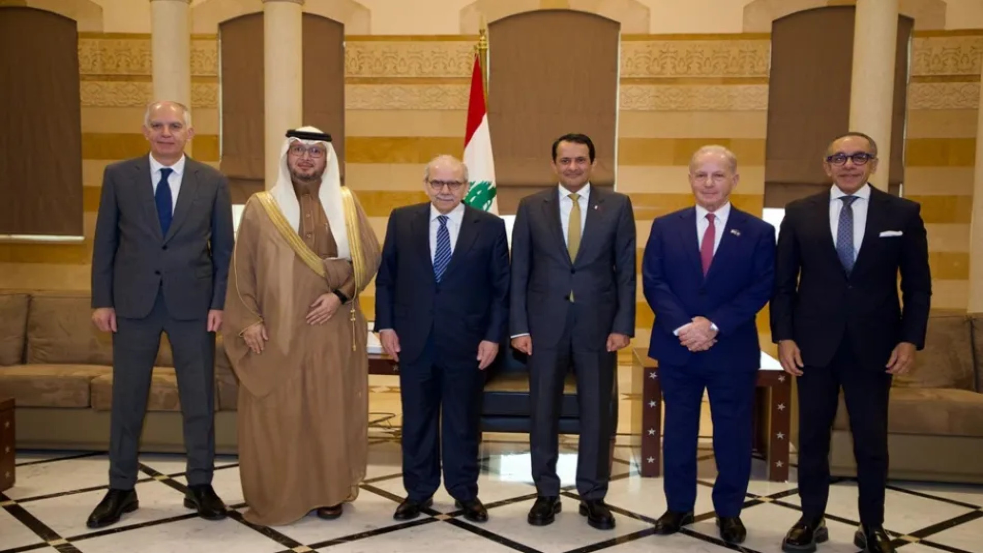 السفير المصري يتطرق الى مواضيع عدة من السراي..