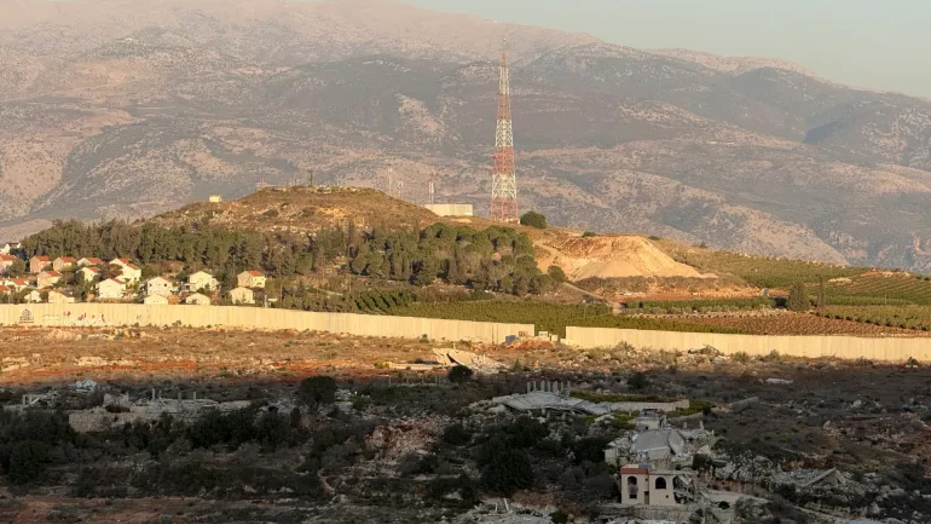 الجنوب: نبضُ الثبات.. ونارُ الغارات 