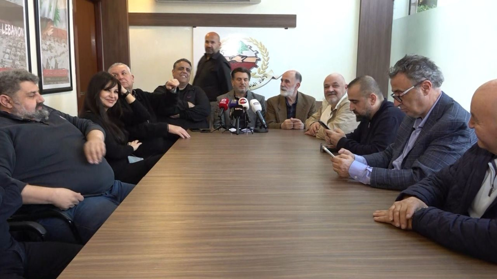 نقابة العمال ترفع السقف