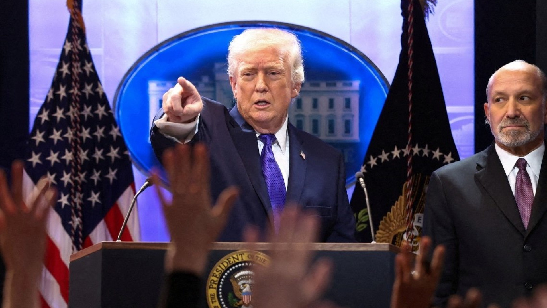 ترامب يفعلها.. فرض رسوم جمركية عالمية