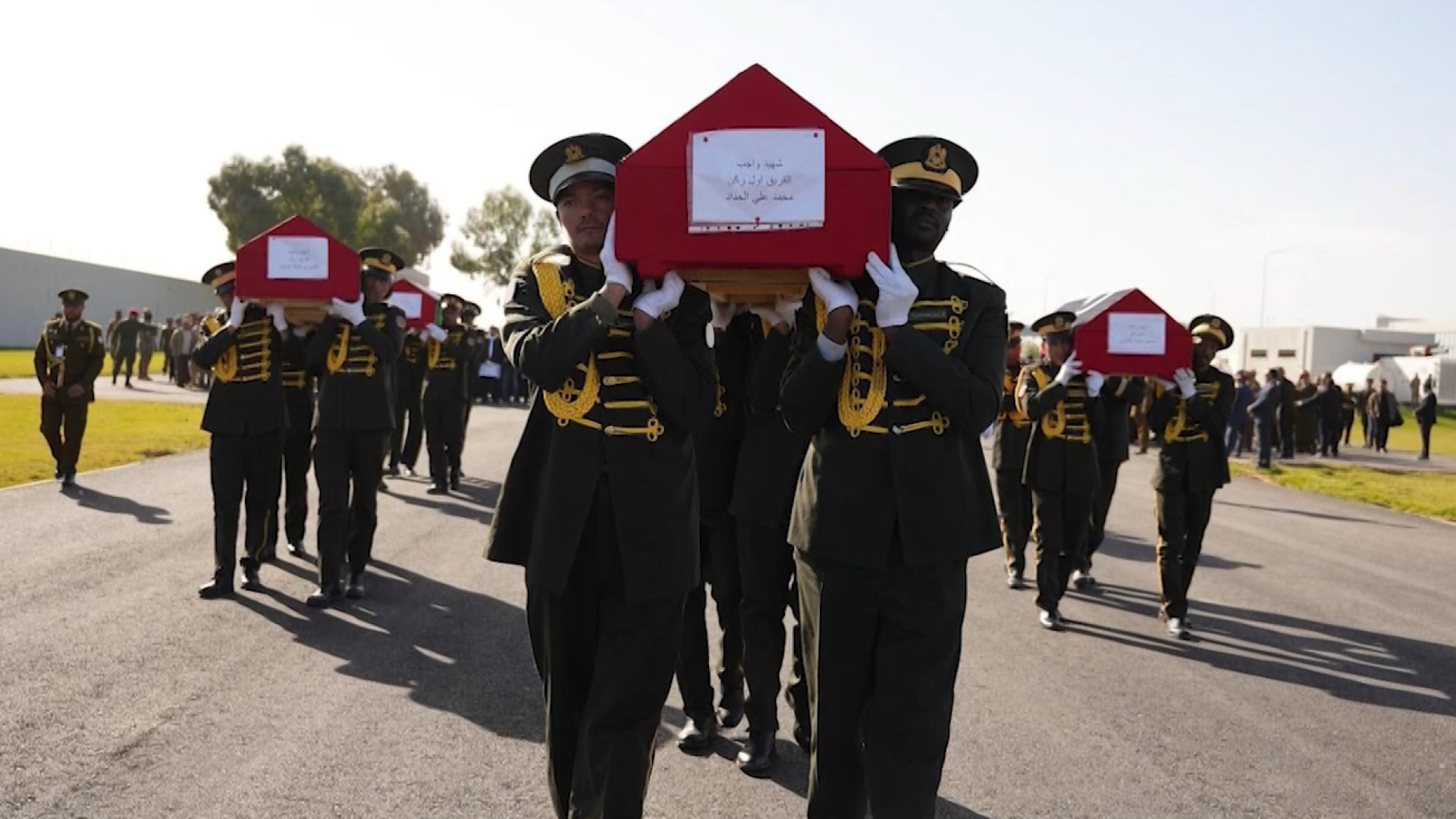 تمهيدًا لمراسم الدفن.. ليبيا تتسلم جثامين ضحايا الطائرة
