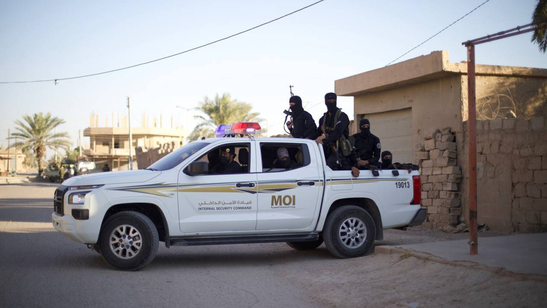 أسلحة وذخائر بيد الأمن السوري..