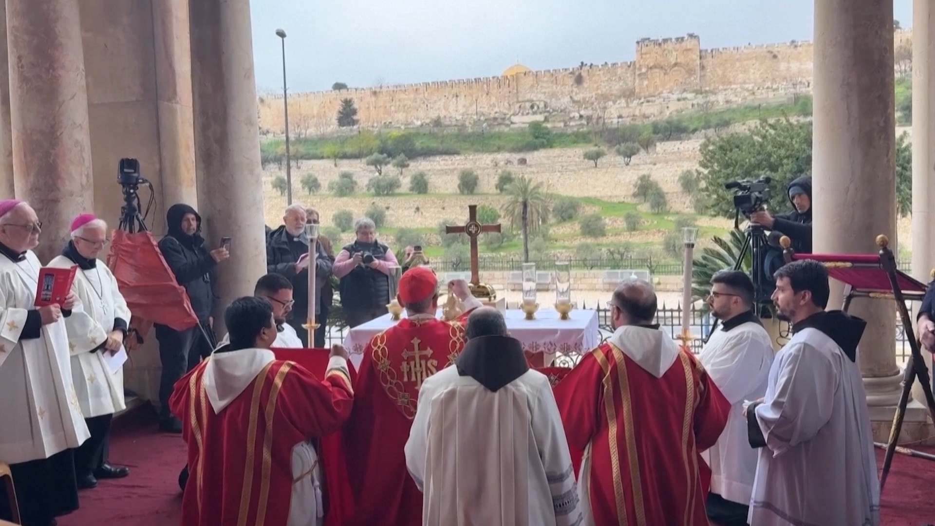 ماذا حصل مع مطران اللاتين في القدس؟