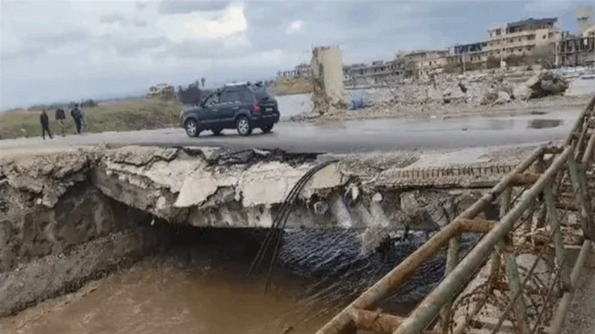 تفادي كارثة إنسانية عند الحدود: إغلاق معبر العريضة بعد تصدّع الجسر