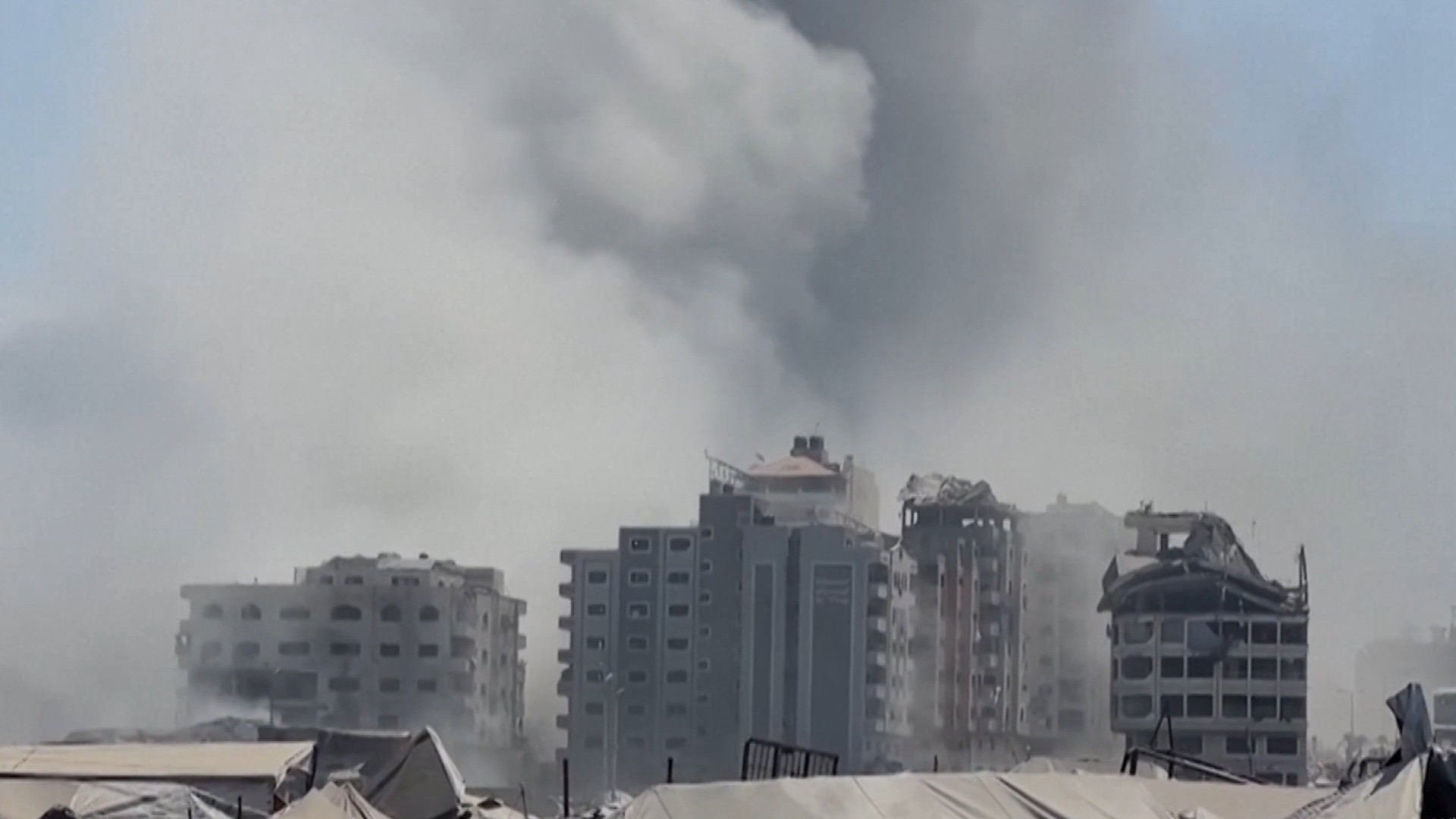 جدل في إسرائيل.. وهجمات مكثفة على غزة 