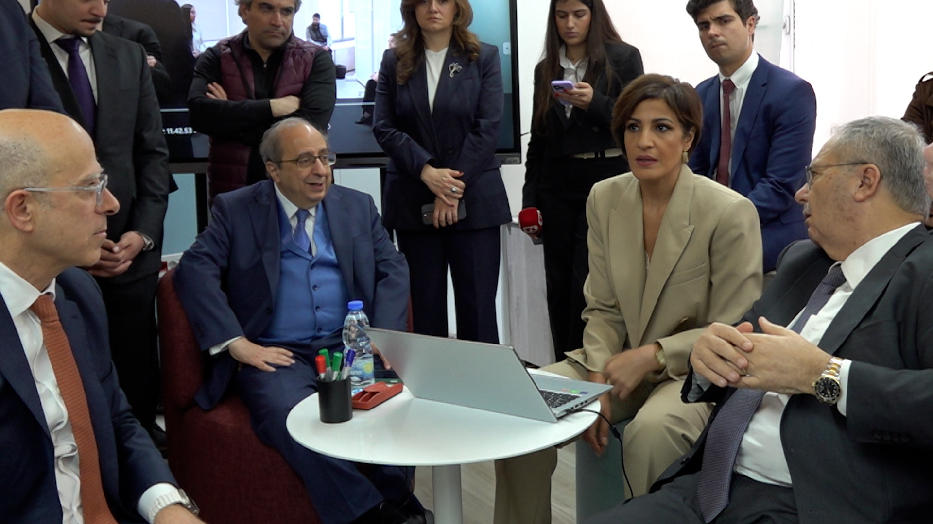 زحمةُ ملفات.. وحكومةُ قرارات 