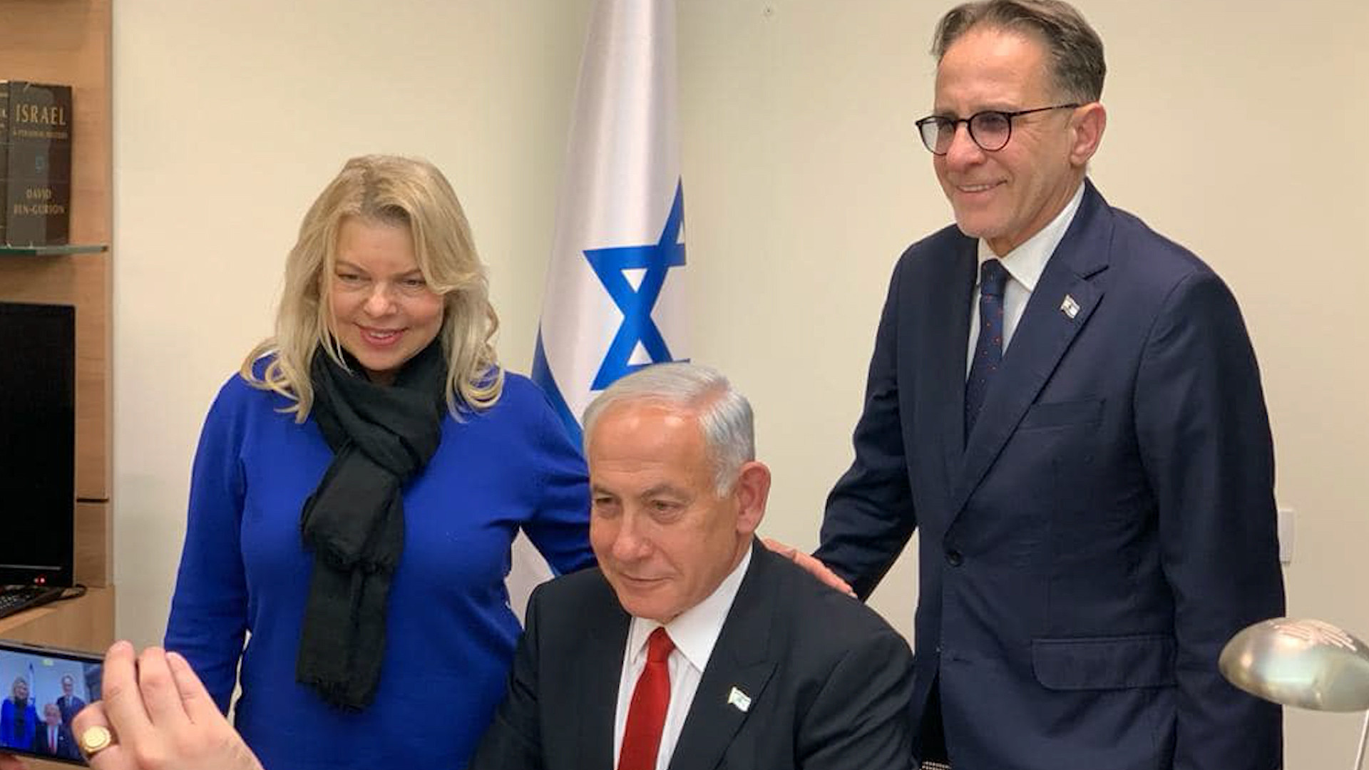 رئيس طاقم نتنياهو.. مخروق؟