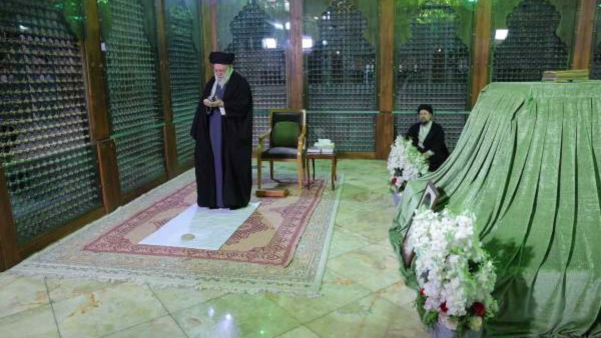 الخامنئي يزور ضريح الخمئييني...