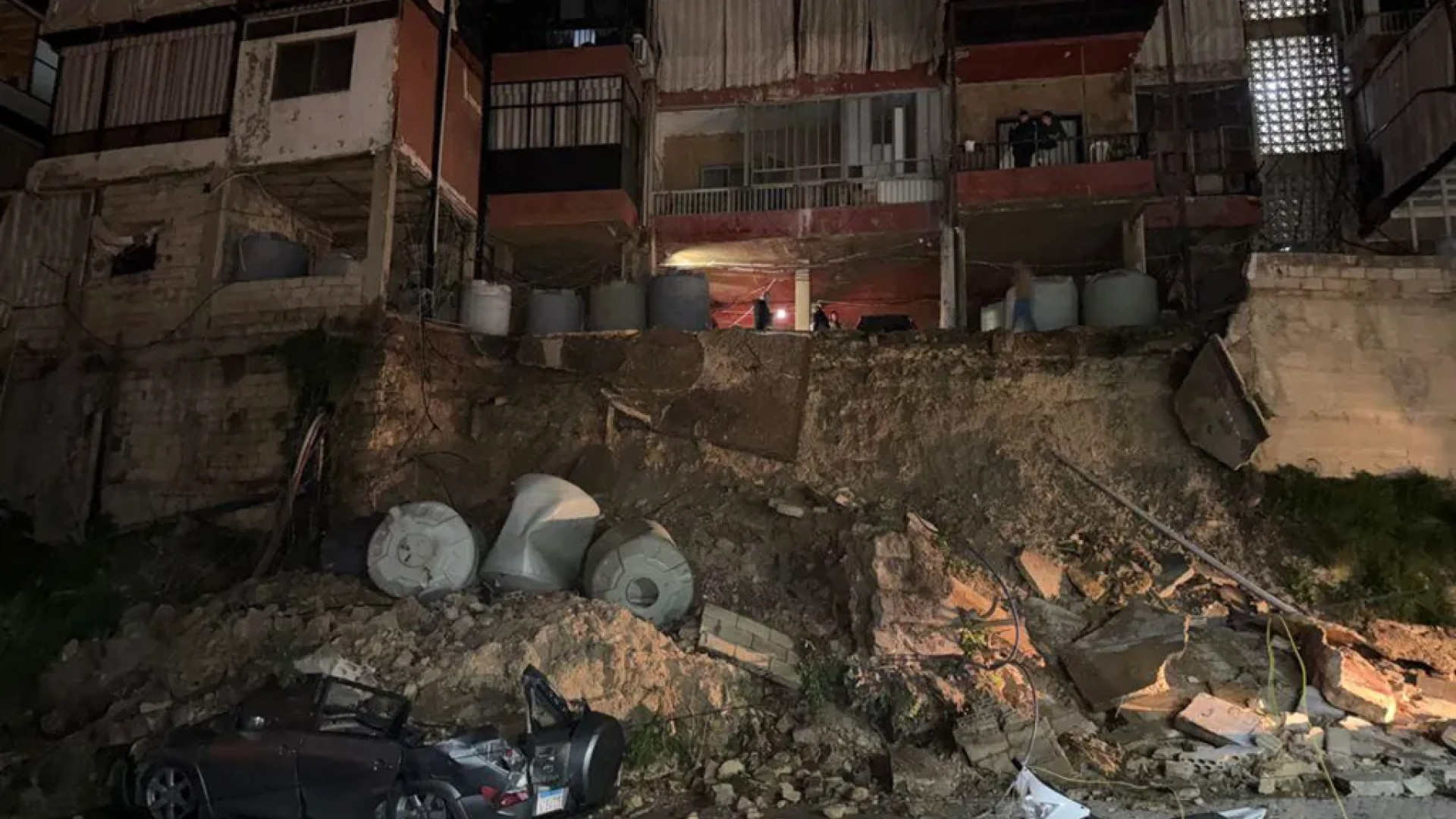 موجة قلق وتوتر... إخلاء مبنيين مهددين بالانهيار