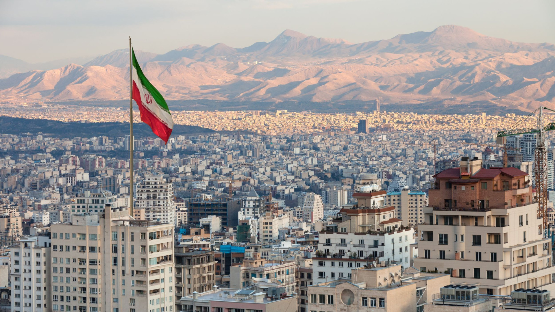 إيران تتشدّد في التعامل مع العملاء: قانون جديد ينتظر توقيع بزشكيان