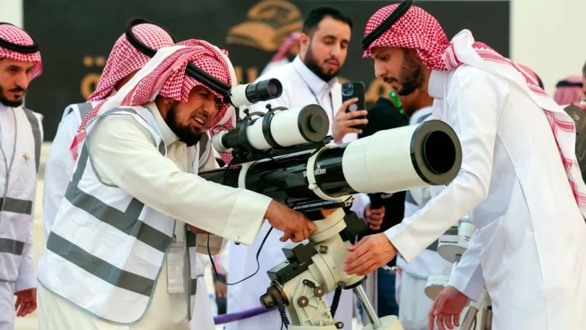 السعودية تدعو لتحري هلال رمضان 