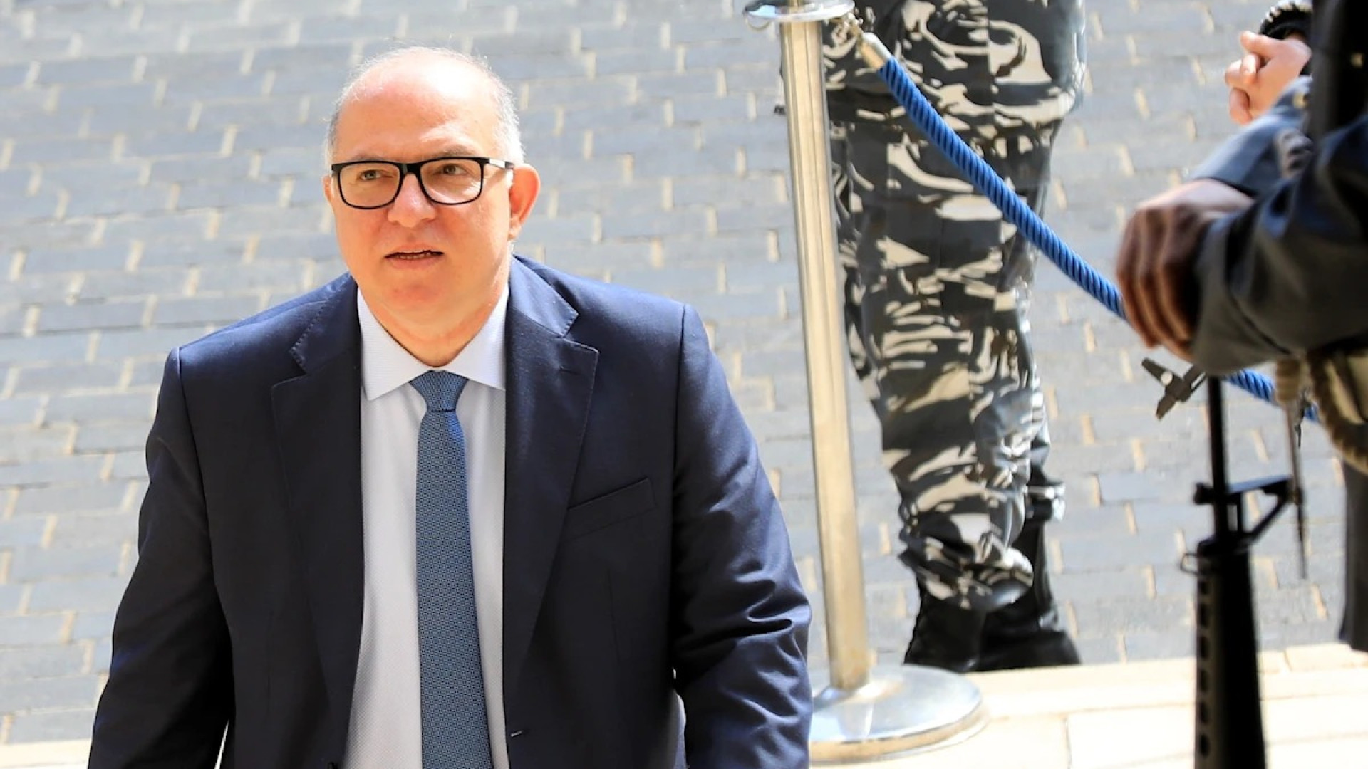 وزير العمل يتساءل: ما جدوى النقاش بسلاح وُجد لمواجهة العدو؟