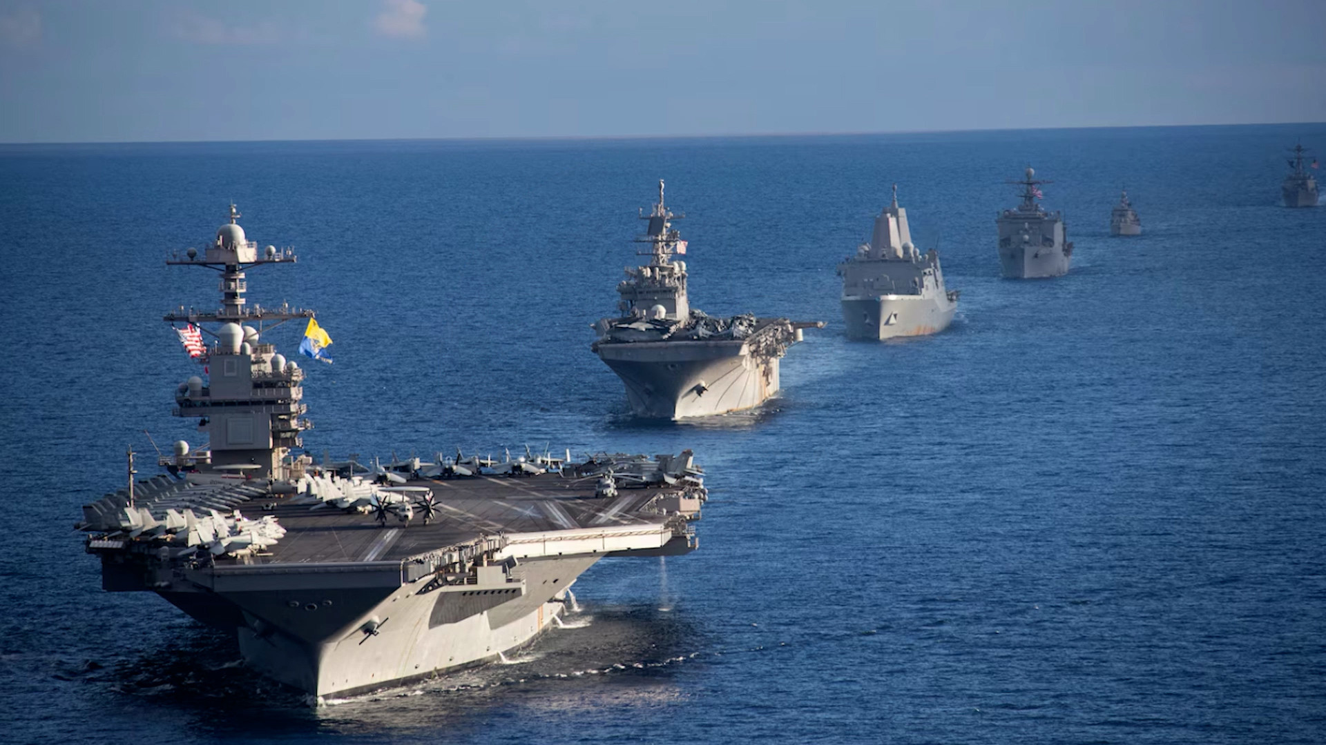 تطويق إيران: ترامب يلعب بـ 'نار الحرب'