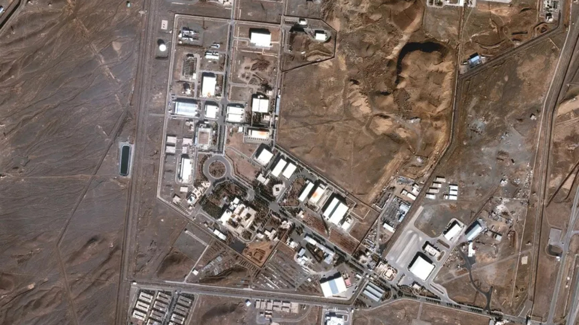 إسرائيل تستهدف منشآت نووية وصناعية