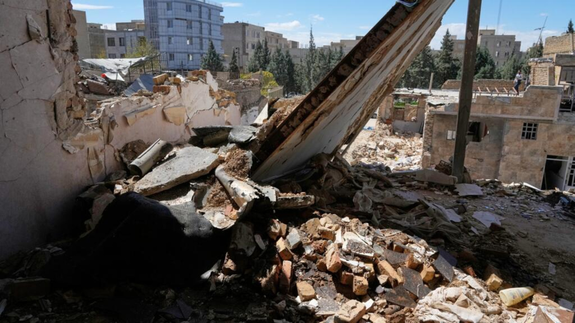 الحرب تتوسع.. والهجمات المتبادلة تتواصل