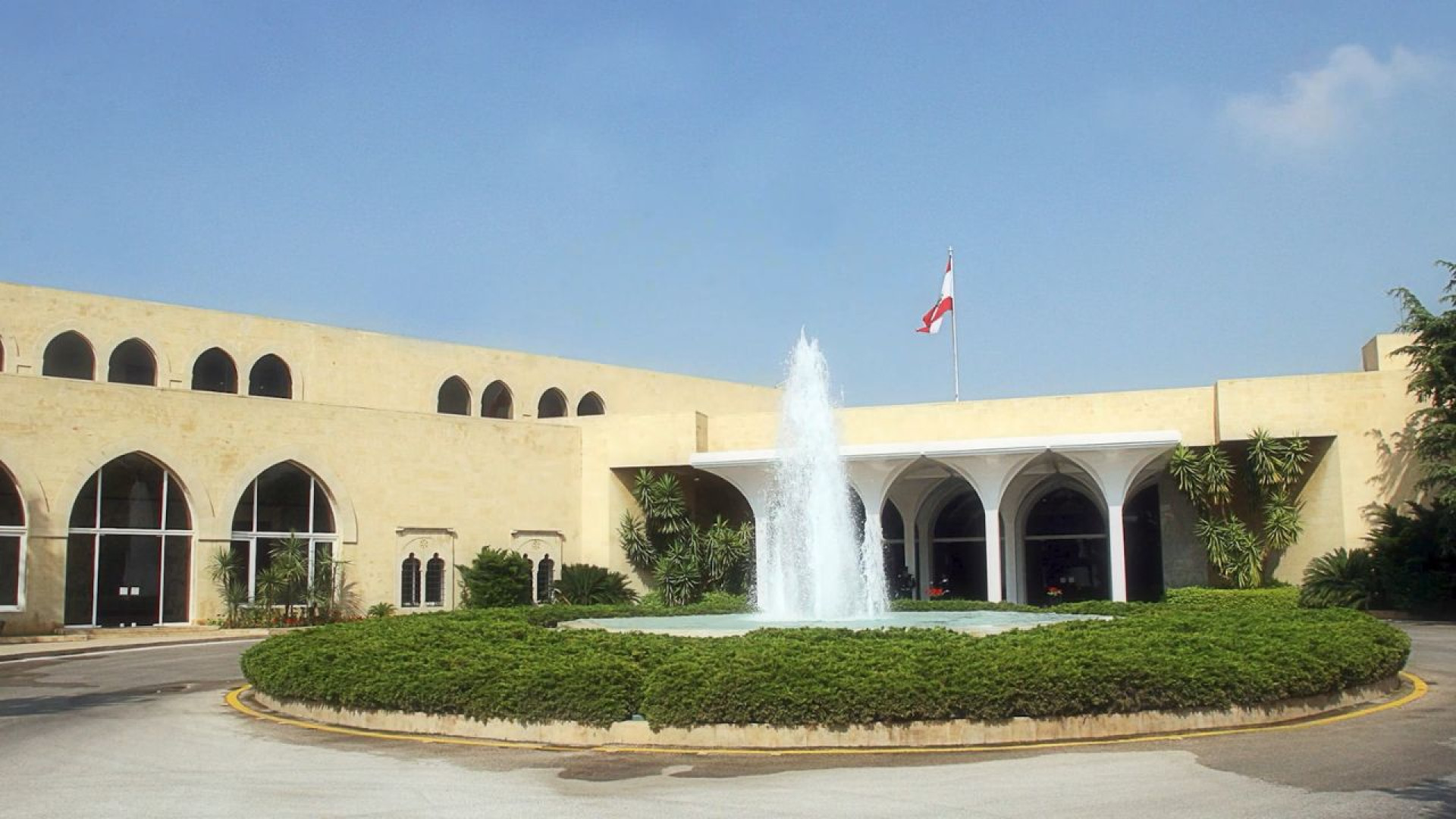 حراك سياسي لتجنيب لبنان الانزلاق إلى الصراع