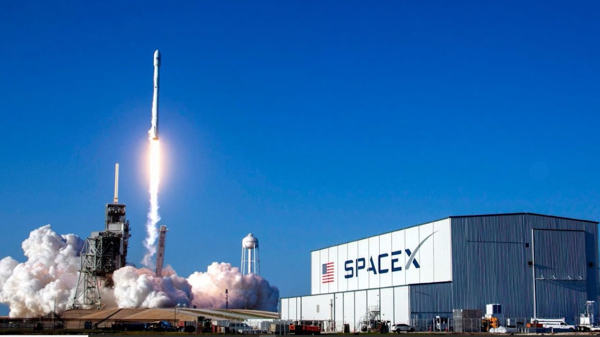 طموحات إيلون ماسك تمتد إلى القمر والمريخ...