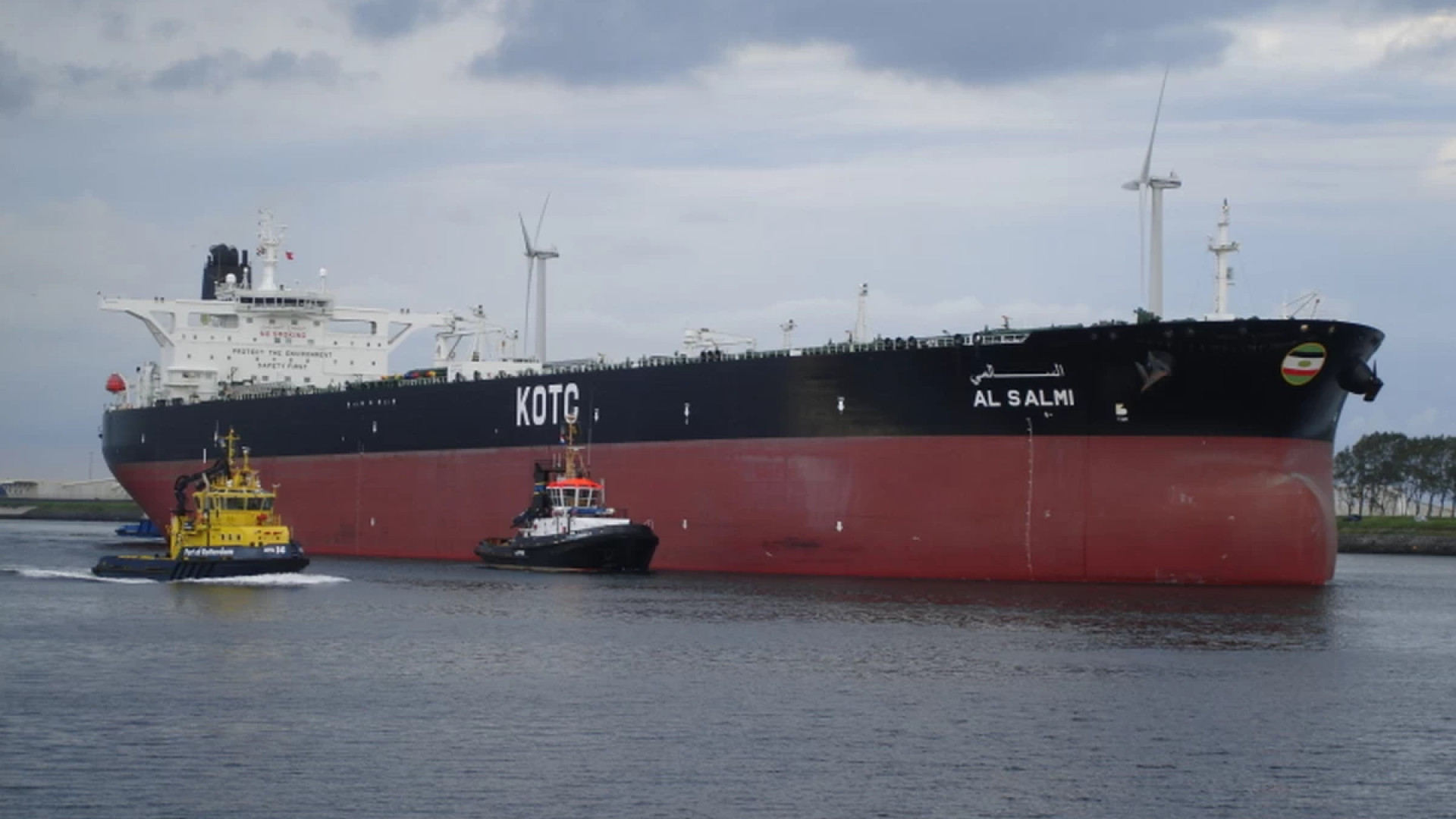 فجرٌ ناريّ في دبي… استهداف ناقلة نفط كويتية